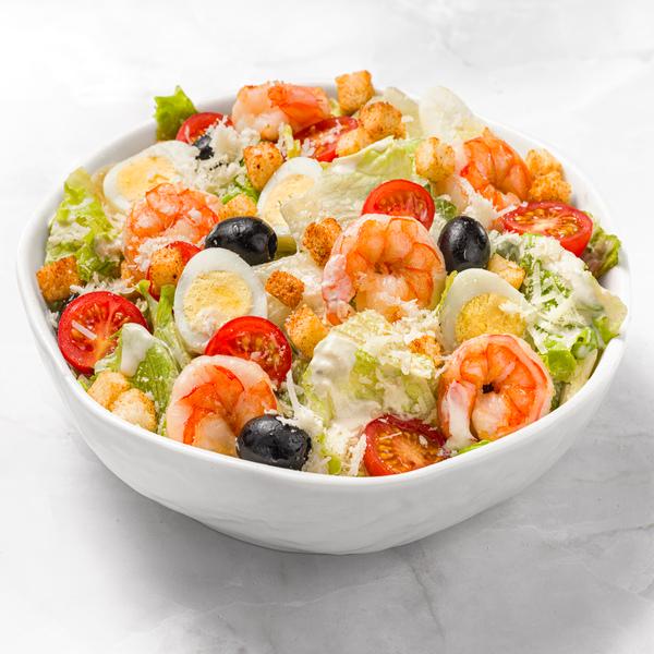 Салат "Цезарь" с тигровыми креветками и перепелиным яйцом - Салаты | MOSCOW FOOD - доставка фуршетных блюд