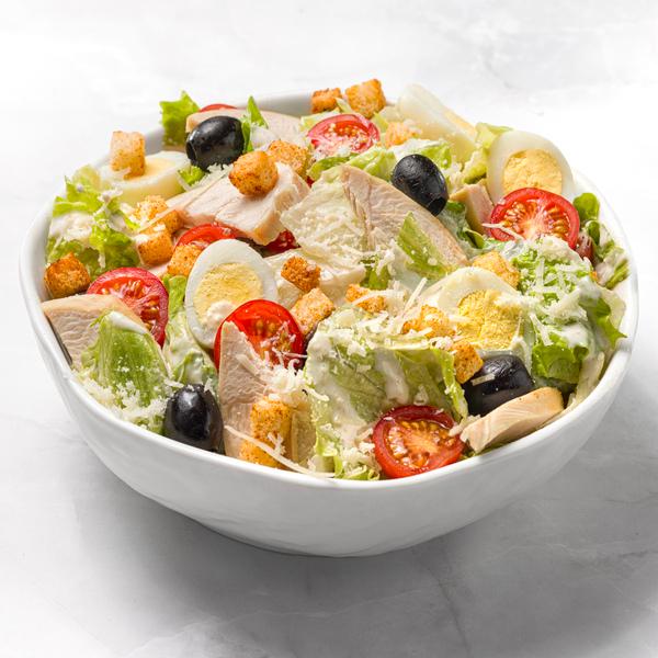 Салат "Цезарь" с куриным филе и перепелиным яйцом - Салаты | MOSCOW FOOD - доставка фуршетных блюд