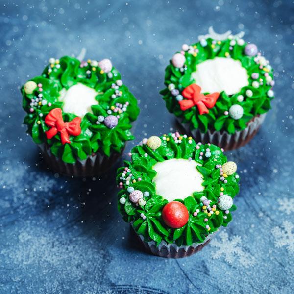 Новогодние капкейки "Праздничный венок" - Десерты | MOSCOW FOOD - доставка фуршетных блюд